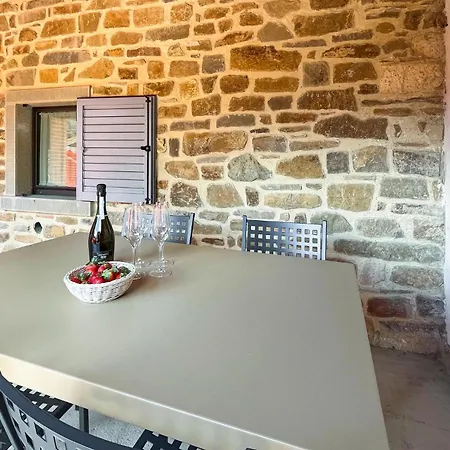 2 Bedroom Stunning In * Castel Focognano